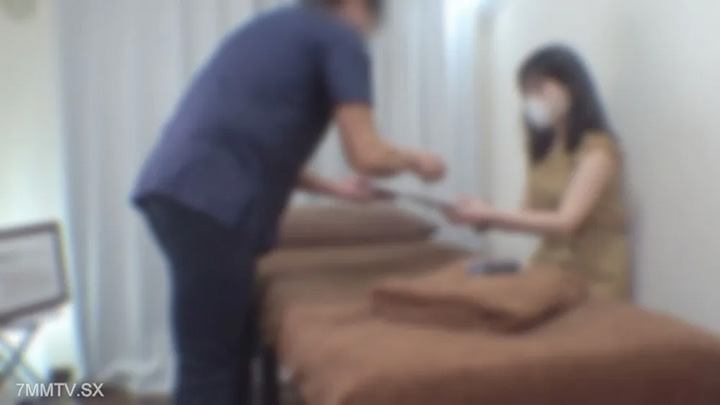 fc2-ppv-4700293-她30多歲的一位美麗的辦公女士,皮膚漂亮,誘人的身體,是一個非常敏感的女人。我能聽到我的臉躺在枕頭上,然後退縮。