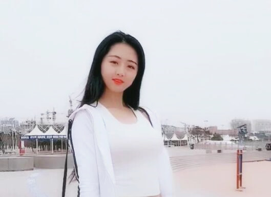 清 秀妹 子的吃 棒技 术很销 魂小 嫩 穴也看起来超 好干 的